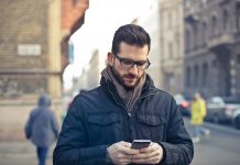 Josef zjistil, že ho mobilní operátor podvedl přímo v prodejně Josef