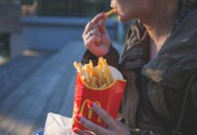 32 % Čechů obědvá doma, 27 % v práci, 13 % ve fastfoodech doma