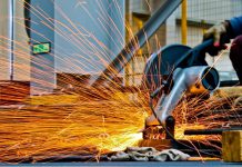 Český průmysl byl rekordní i loni. Průměrná hrubá mzda v něm činila 33 800 Kč