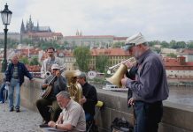 Češi za své dluhy měsíčně zaplatí v průměru 7 565 Kč dluhy