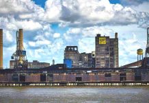 Zpracovatelský průmysl USA se po půl roce vrátil k růstu zpracovatelský průmyslu USA