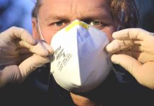 Obchody tlačí vládu, aby jim dodala respirátory pro prodavače respirátory pro prodavače