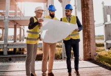 Více než půlka stavebních společností zastavila práce stavebnich