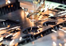 Bezmála půlka výrobních firem propouští či propouštět bude firem