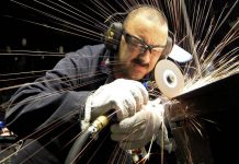 Čtvrtina firem přistoupila kvůli covidové krizi k propouštění propousteni