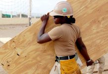 Lidé v USA přicházejí o práci, zatímco nákaza se dál šíří v_USA