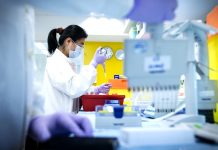 AstraZeneca vyrábí covid vakcínu. Novavax jednal s premiérem vakcinu