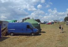 Technoparty u Ješetic začala! Míří na ni lidé z celého Česka