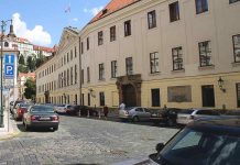 Poslanci zrušili daň z nabytí nemovitosti, nechali odpočty úroků odpocty