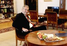 Zeman schválil zrušit superhrubou mzdu. Ale jen dočasně zeman