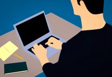 Průzkum Intrum: 45 procent lidí si hledá druhé zaměstnání Intrum