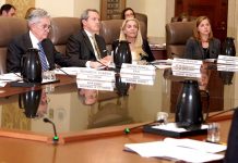 Inflaci v USA drží nižší poptávka a pokles cen ropy, uvedl FED V_USA