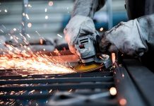 Průmyslová produkce v listopadu klesla, stavebnictví rostlo produkce