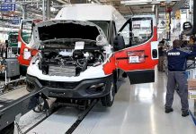 Průmysl loni propadl o 8 procent. Už v prosinci však znovu rostl prumysl