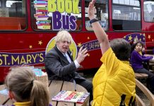 Pravda či lež? Británie očkuje 60+ a chystá mistrovství v kopané Britanie