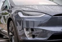 Prodej nových vozů loni klesl. Výjimkou byla auta Tesla vozu