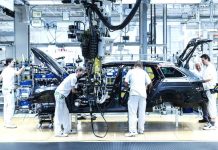 Výroba automobilek byla o práznidnách takřka poloviční vyroba