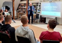 Loni zůstali bankéři doma, ale letos opět vyrazili do škol bankeri