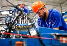 Firmy chtějí očkované pracovníky. Ne vždy ale mají na výběr firmy