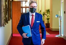 Poslanci schválili rozpočet. Premiér stvrdil už i jeho novelu rozpocet