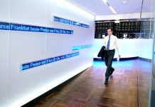 Posílily evropské akcie i koruna. Obchodní válka ale pokračuje trhy