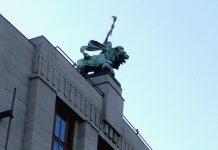 Aleš Michl upozornil na symbol ČNB – Světlonoše se lvem se lvem