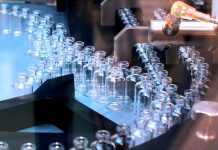 Pfizer vydělává miliardy, jeho vakcíny se ale „lijí do záchodu“ Pfizer