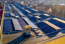 MPO zvýšilo firmám alokaci na fotovoltaiku. I je tlačí k úsporám firmam