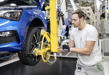 Průmysl v Česku dál nejede. Výroba aut klesla o 9,3 % prumysl