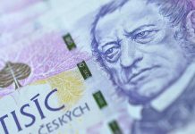 Pokles reálné průměrné mzdy v Česku přidává na rychlosti mzdy