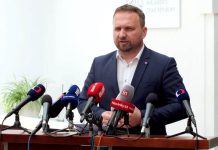 Vláda přidá vybraným státním zaměstnancům 10 % na platech zamestnancum