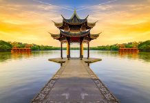 Čínská ekonomika vykázala o polovinu slabší růst HDP cinska