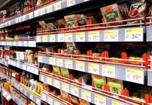 Maloobchodní tržby padají i navzdory zdražování. Lidé šetří trzby