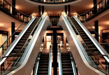 Maloobchodní tržby dál klesají. Část domácností již šetří domacností