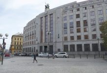 ČNB dál dává miliardy korun do udržení kurzu koruny koruny