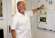 Zdravotníci a jejich odměny: Otázka je znovu na stole doktori