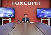 Čína na týden zavřela fabriku na iPhone Cina