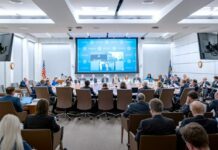 Finanční trhy ovládl neklid. Analytici tipují zítřejší rozhodnutí FEDu FED