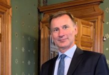 Zvýšíme daně a snížíme výdaje, říká britský ministr Hunt britsky_ministr