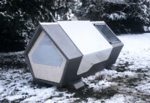 Bezdomovce v Ulmu v zimě zahřívají spací kapsle kapsle