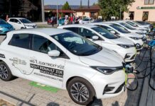 ČEZ a ČEPS testují fotovoltaické dobíječky doplněné o baterii baterii