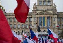 Policie v Praze zabránila sundání ukrajinské vlajky z Národního muzea policie_b