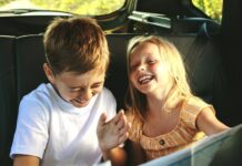 Zhruba 40 procent českých domácností s dětmi má dvě auta auta