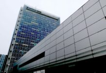 Trhy se šíří panika kvůli pádu amerických bank bank