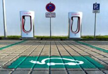 Nabíjení na cestách? Logistická noční můra, říkají řidiči v USA nabijeni