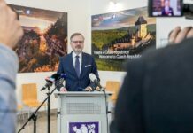 Fialova vláda roztáčí dluhovou spirálu novými úvěry uvery