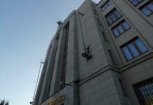 Koruna dál posiluje, i když k tomu nemá moc důvodů koruna