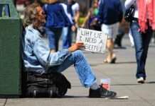 Agentura Fitch snižuje USA výhled ratingu na negativní Fitch