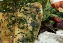 Letní recept: Candát na másle s pažitkou, salátem a dipem candat