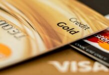 V cizině se vyplatí platit i vybírat kartou v místní měně, bez konverze platit